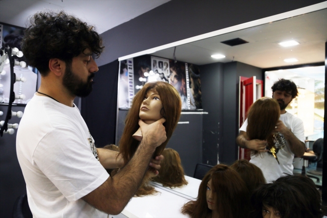 Kuaförüne bağışlanan saçlarla kanser hastalarına peruk yapıyor